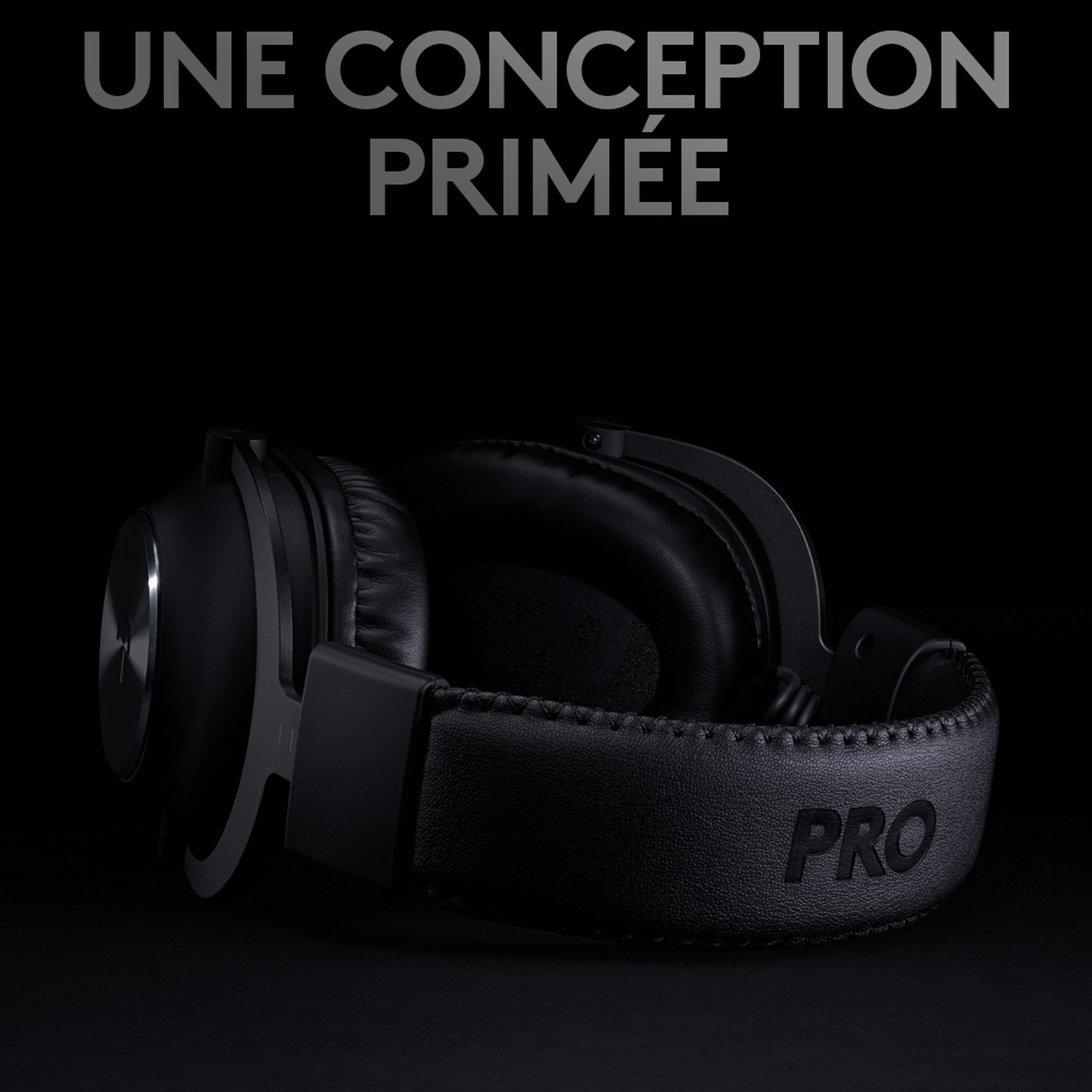 Casque noir avec bandeau en cuir gravé "PRO".