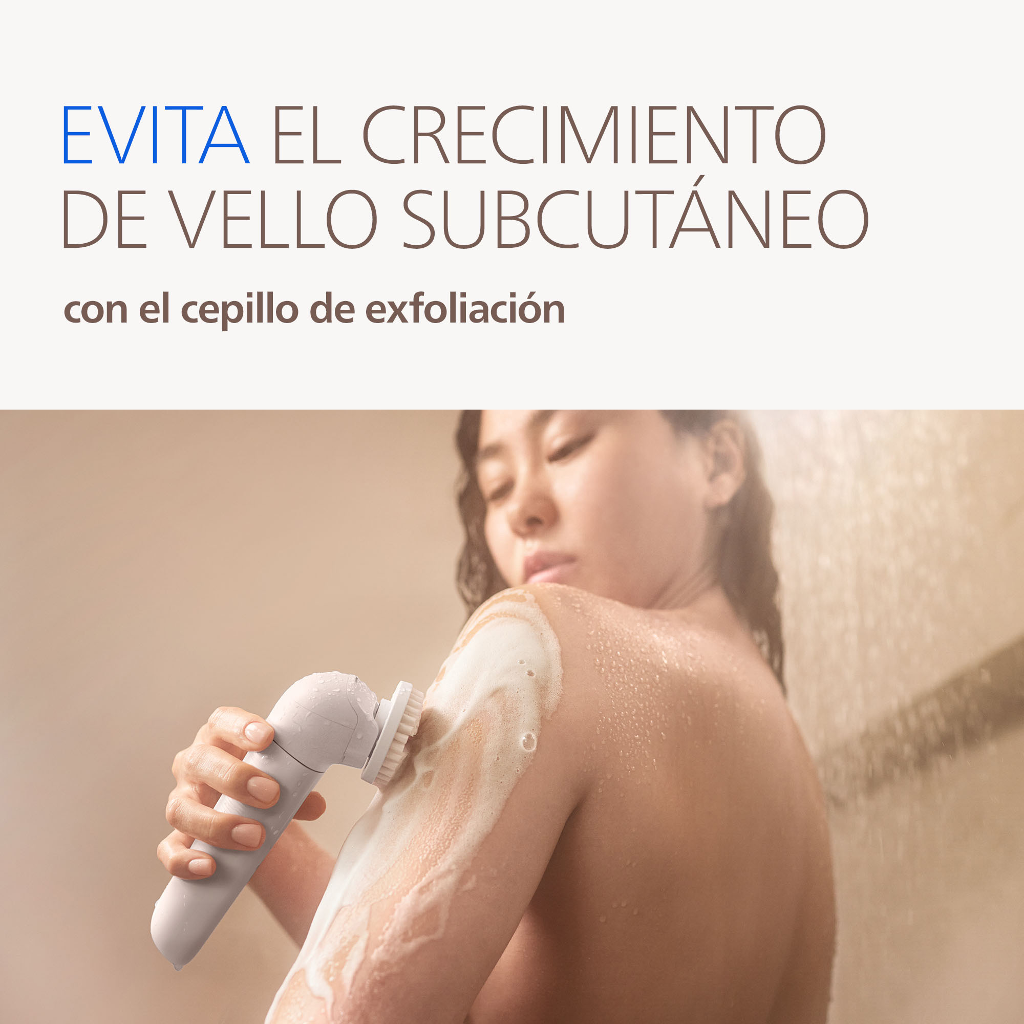 Una mujer usa un cepillo eléctrico en la ducha para exfoliar su piel.