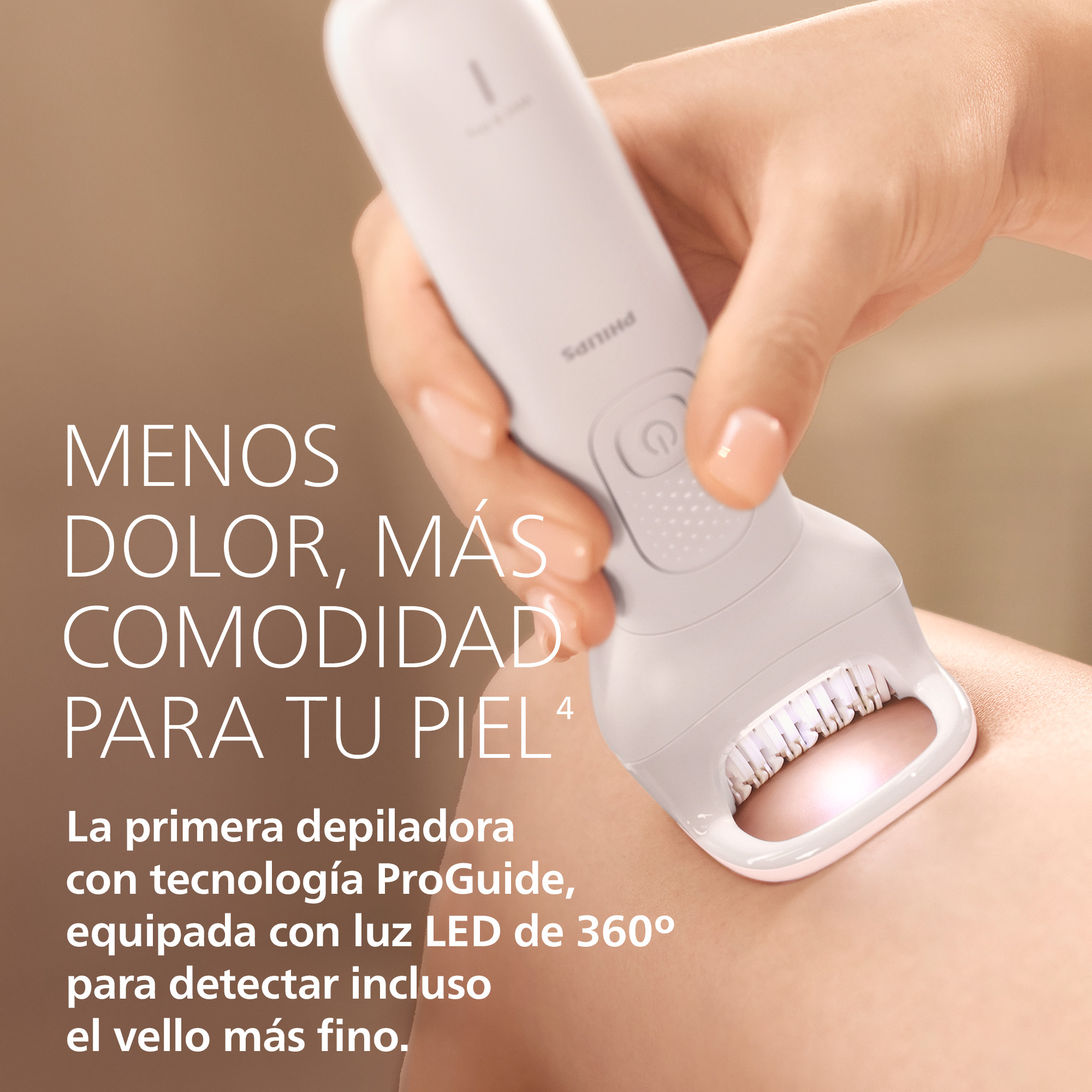 Una mano sostiene un depilador Philips blanco contra una zona de la piel.