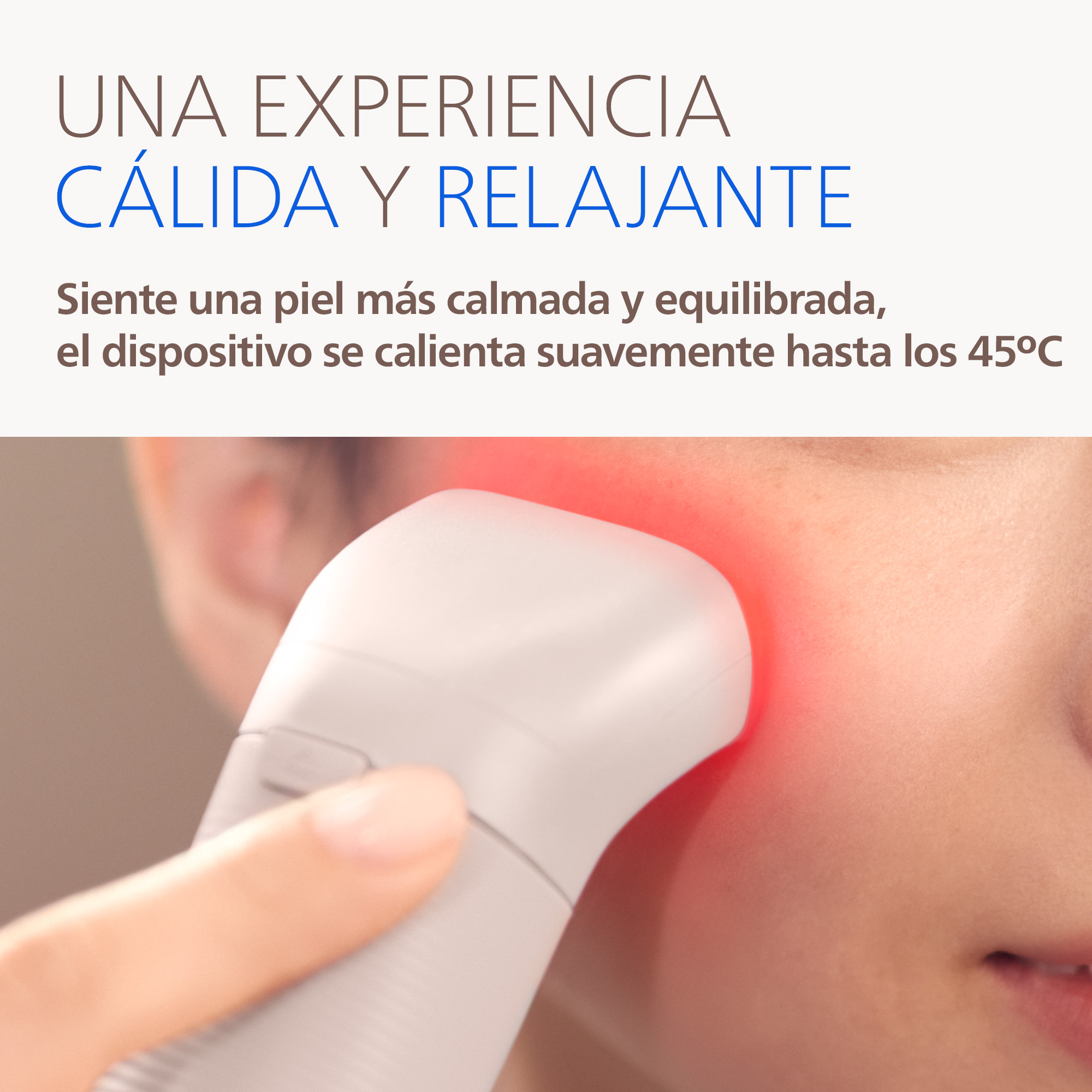 Dispositivo facial blanco Philips con luz roja aplicado sobre la mejilla de una mujer. Texto: Una experiencia cálida y relajante, 45ºC
