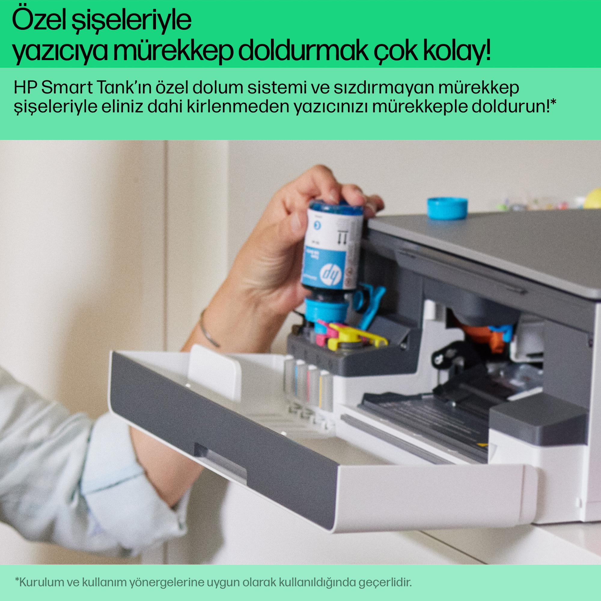 Bir el, mavi bir HP şişesinden yazıcıya mürekkep dolduruyor.