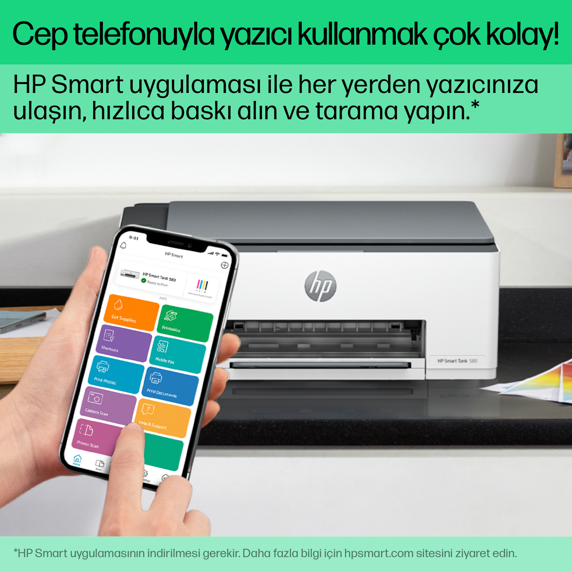 Akıllı telefon, HP yazıcının yanında HP Akıllı Uygulamasını gösteriyor.
