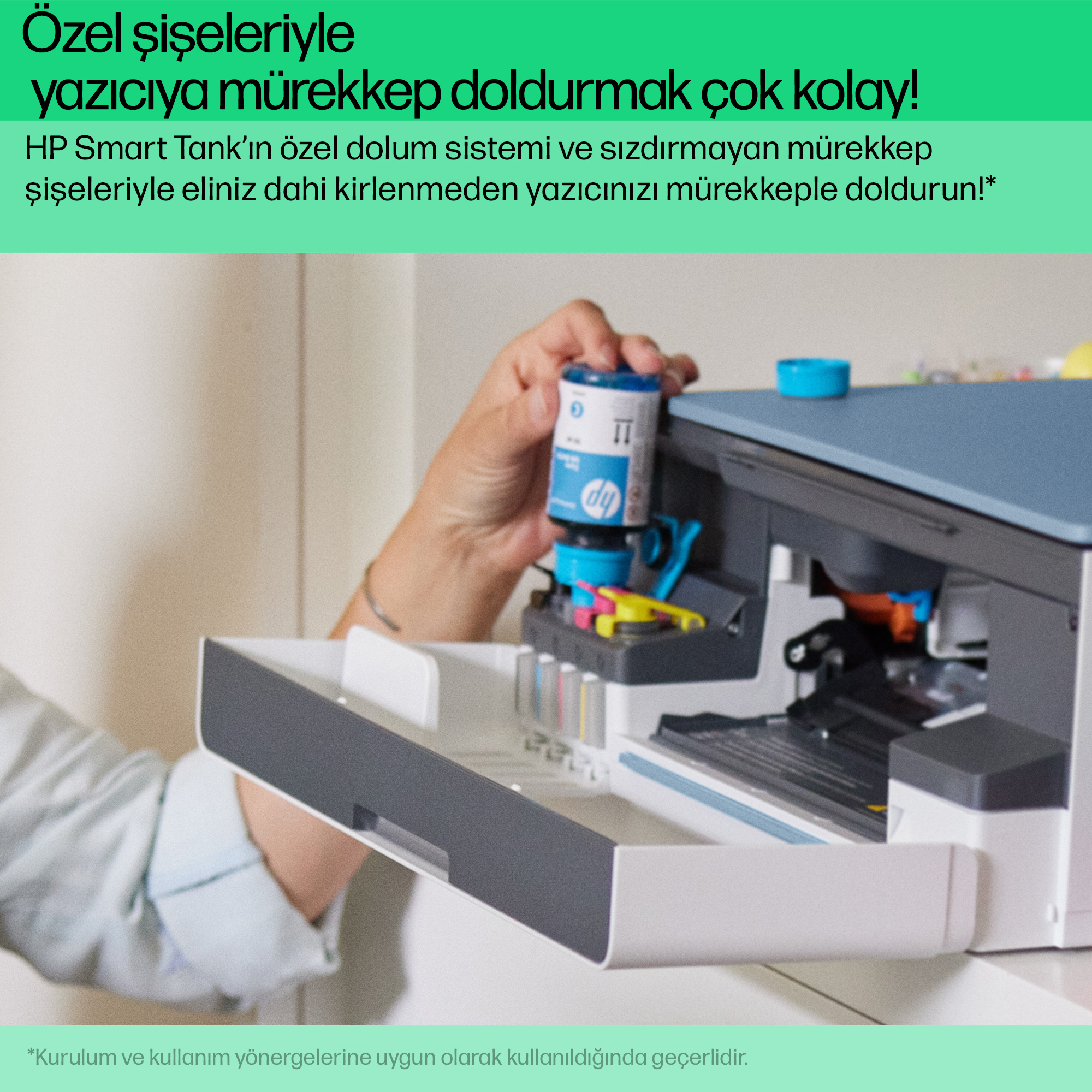 Mavi mürekkep şişesiyle bir yazıcıya mürekkep dolduran bir el.