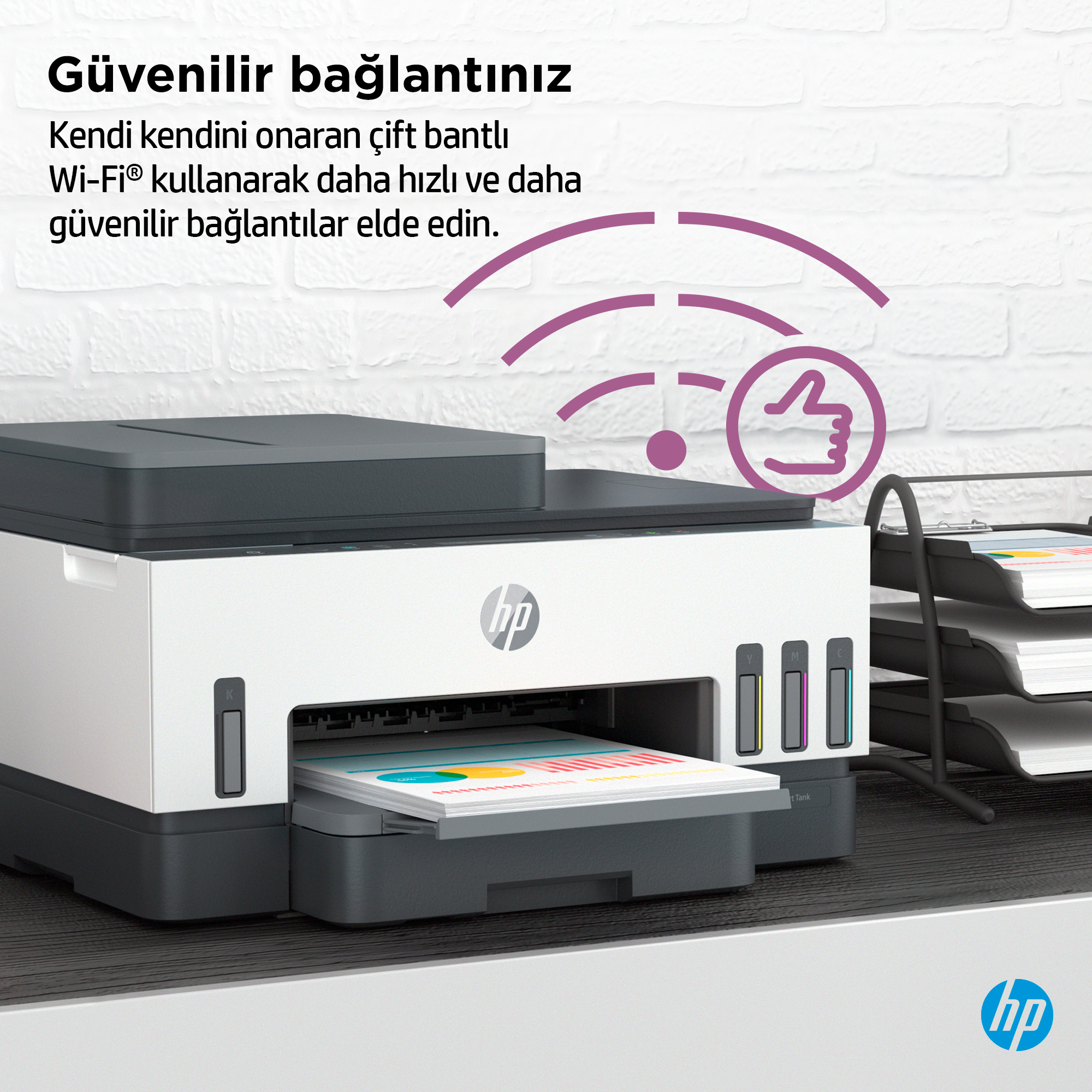 Kağıt çıkışı ve mürekkep tankları olan HP yazıcı. Wi-Fi sembolü.