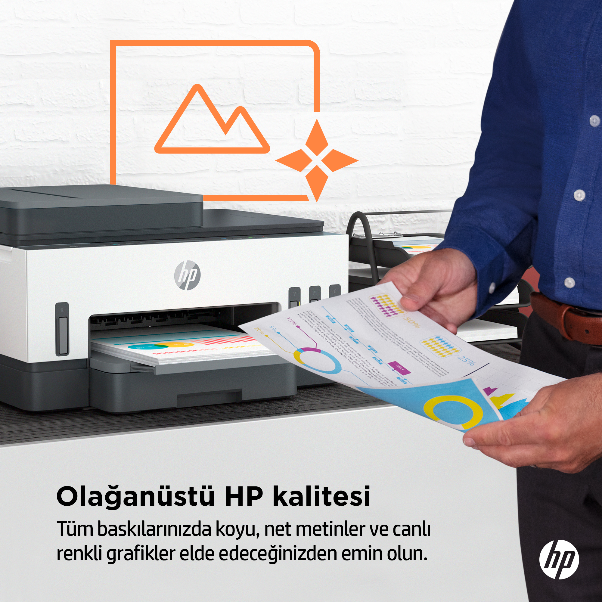 Bir adam HP yazıcının önünde bir belge tutuyor. Grafikler ve şemalar görünüyor.