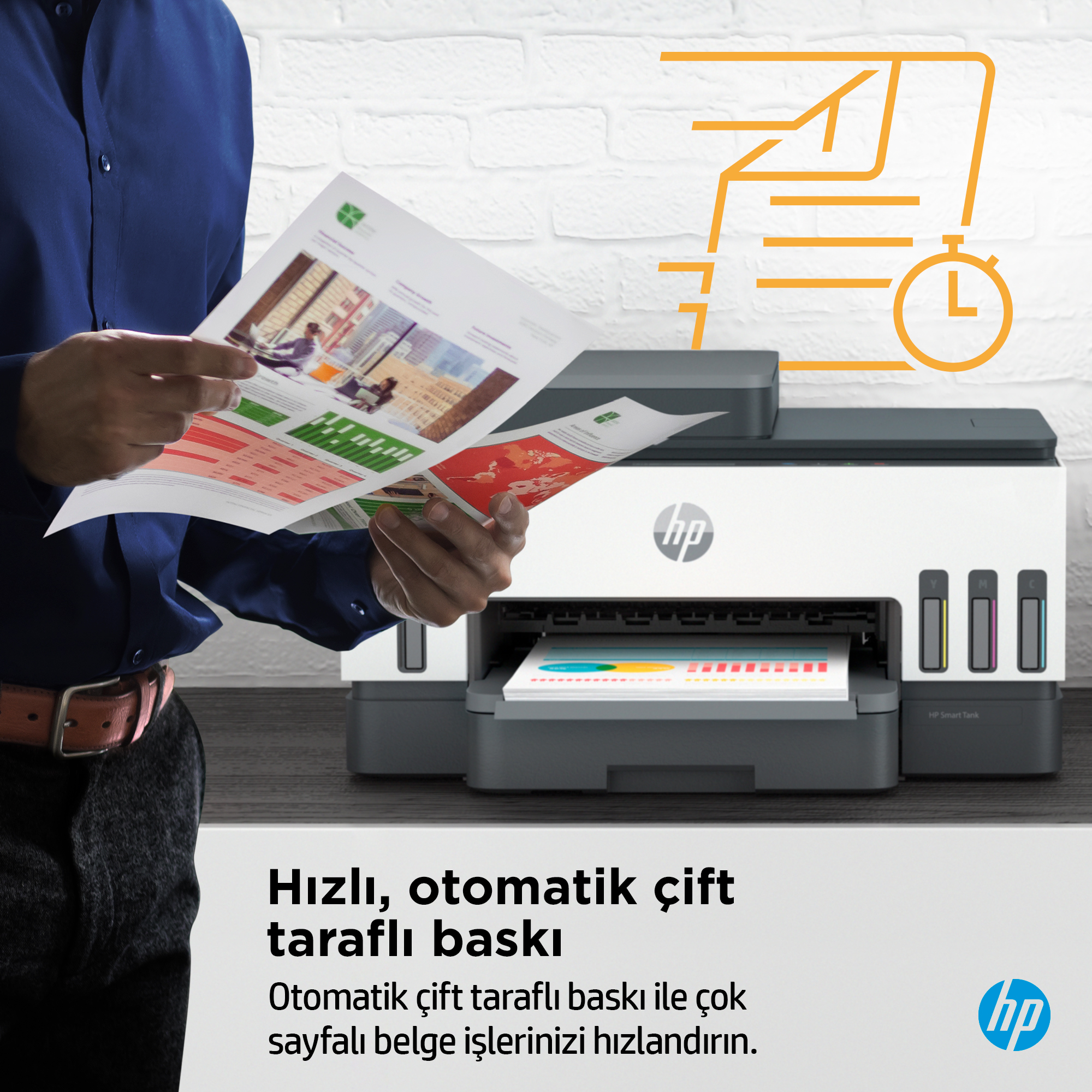 Adam, HP yazıcının önünde belgeler tutuyor. Üstte turuncu grafikler var.