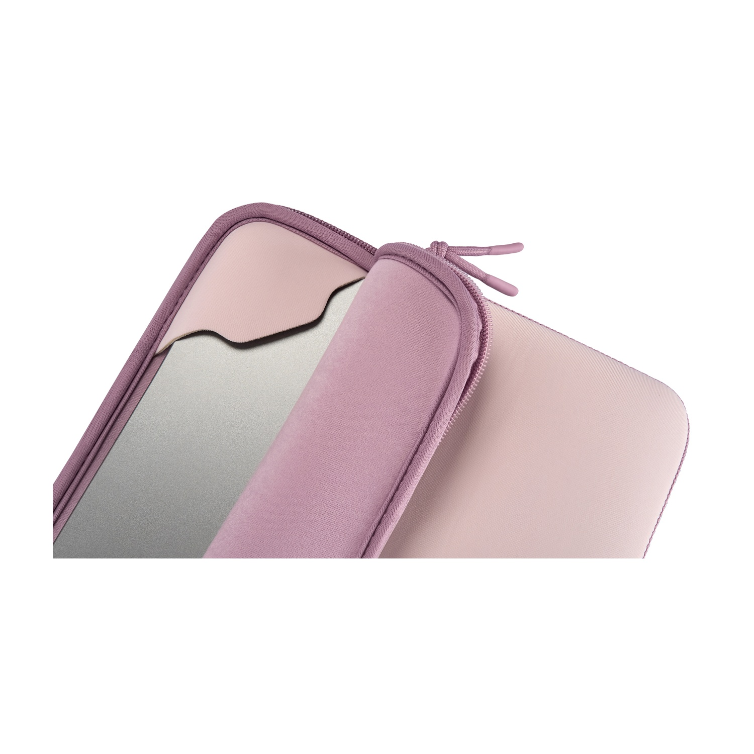 Una custodia rosa per laptop, socchiusa, con un laptop argentato all'interno.