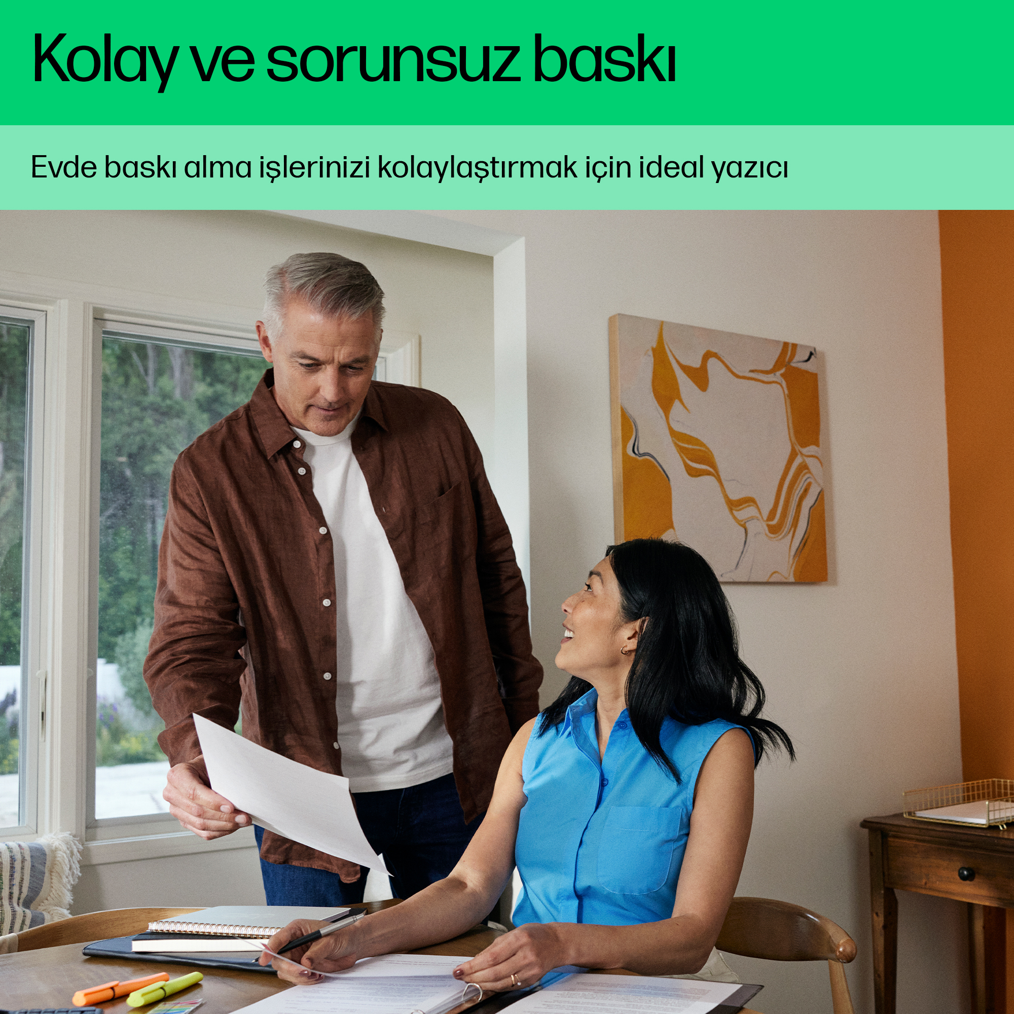 Erkek, belgelerle masada oturan kadına kağıt veriyor. İç mekan.