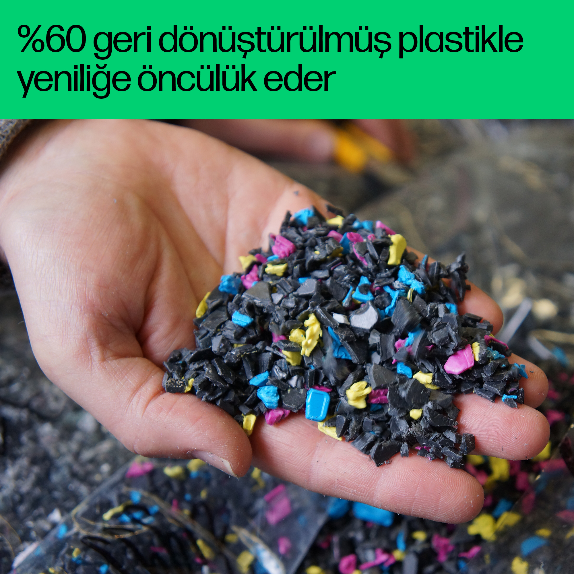 Elde siyah, mavi, pembe ve sarı geri dönüştürülmüş plastik granüller.