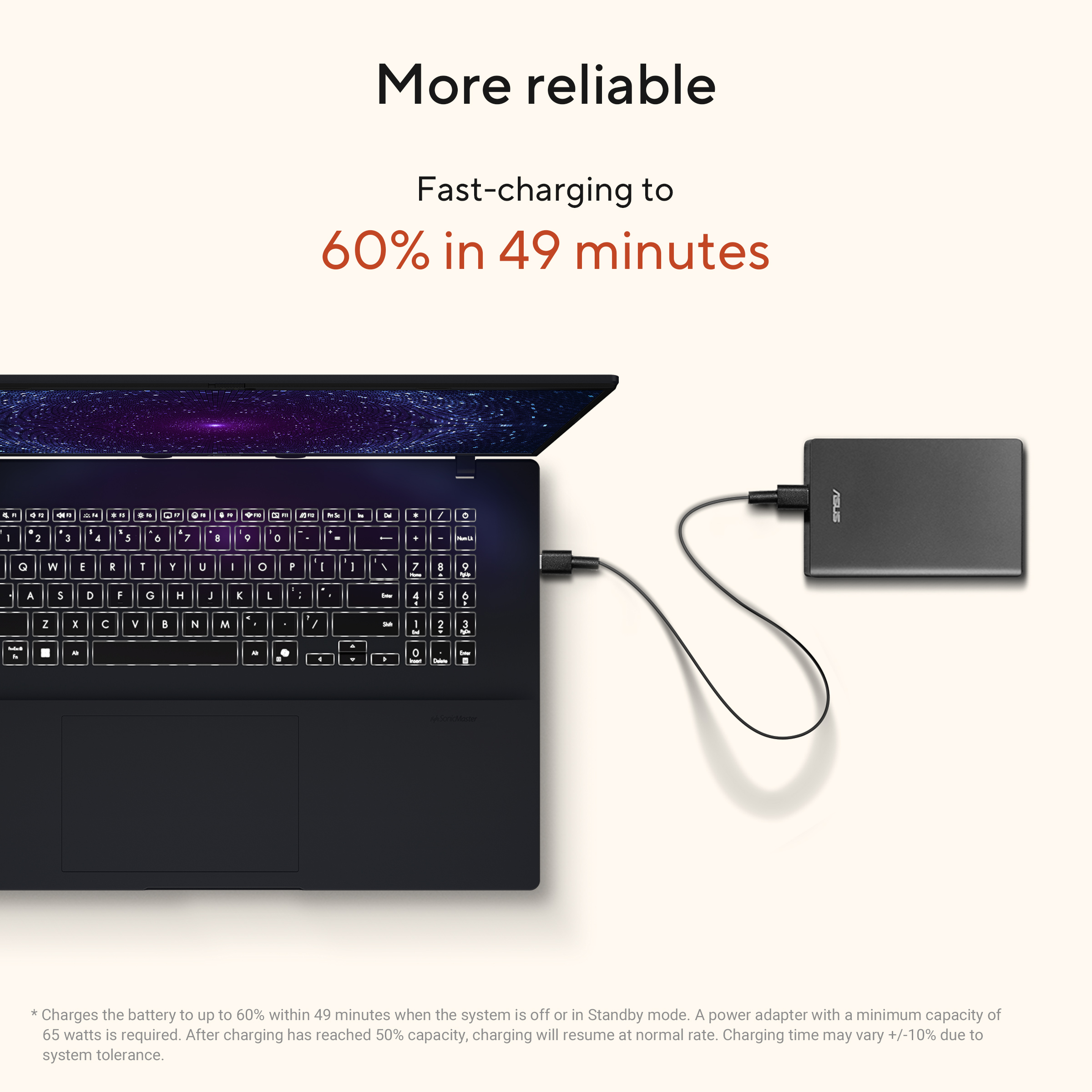 Een laptop met verlicht toetsenbord aangesloten op een externe ASUS-oplader.