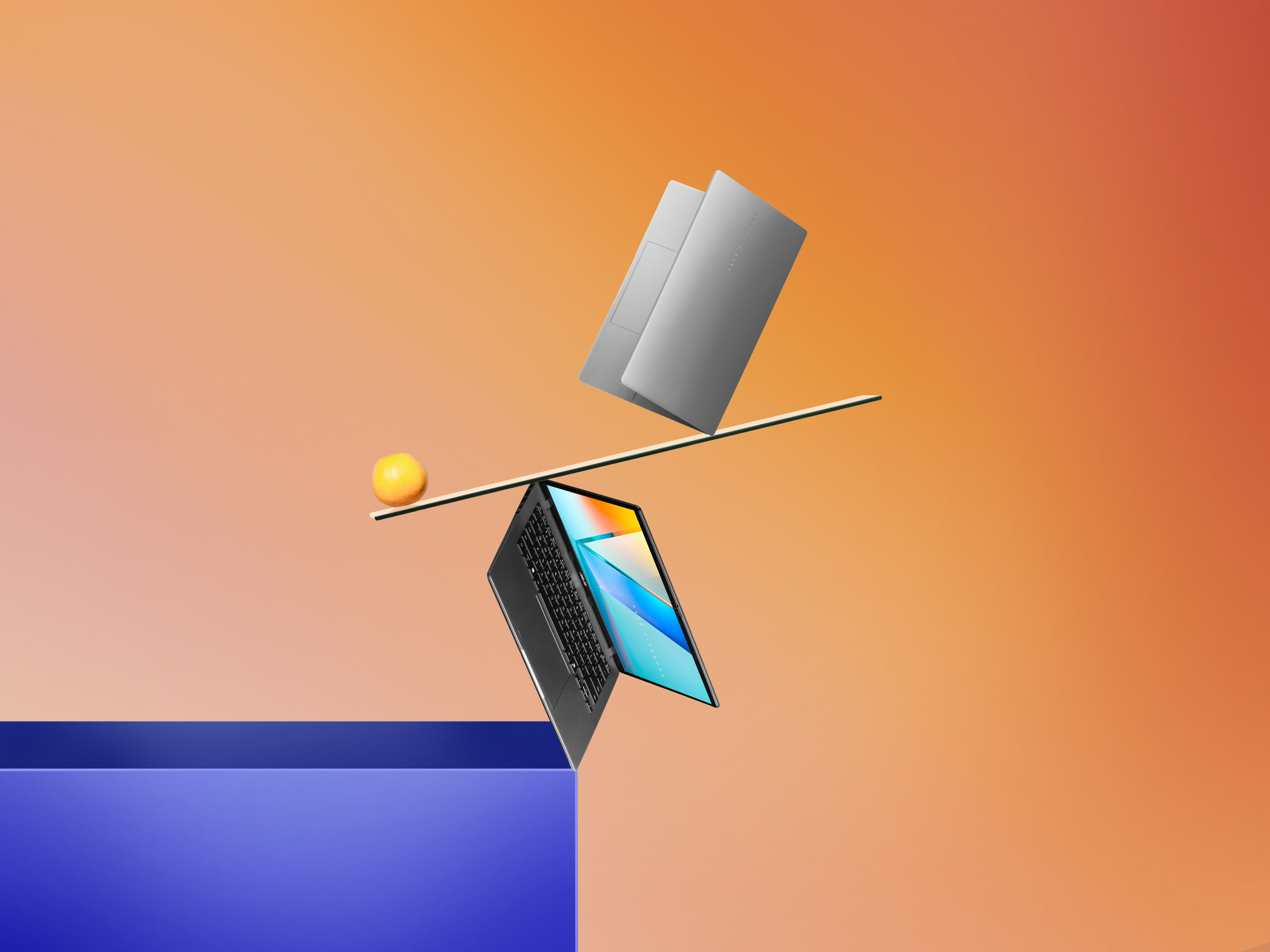 Een weegschaal die een laptop en een bal balanceert tegen een oranje gradiënt achtergrond.