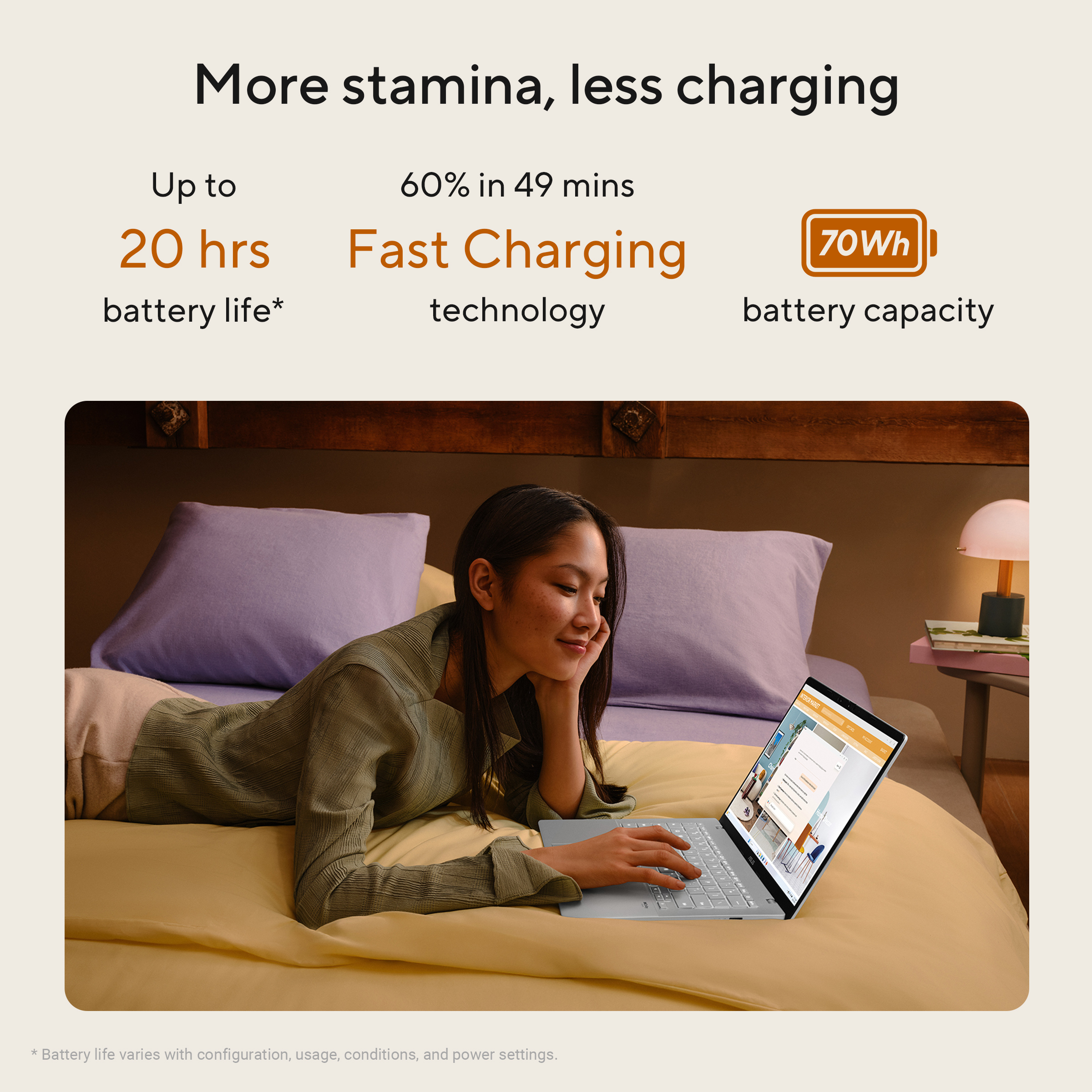 Een vrouw ligt op een bed en gebruikt een laptop met lange batterijduur.