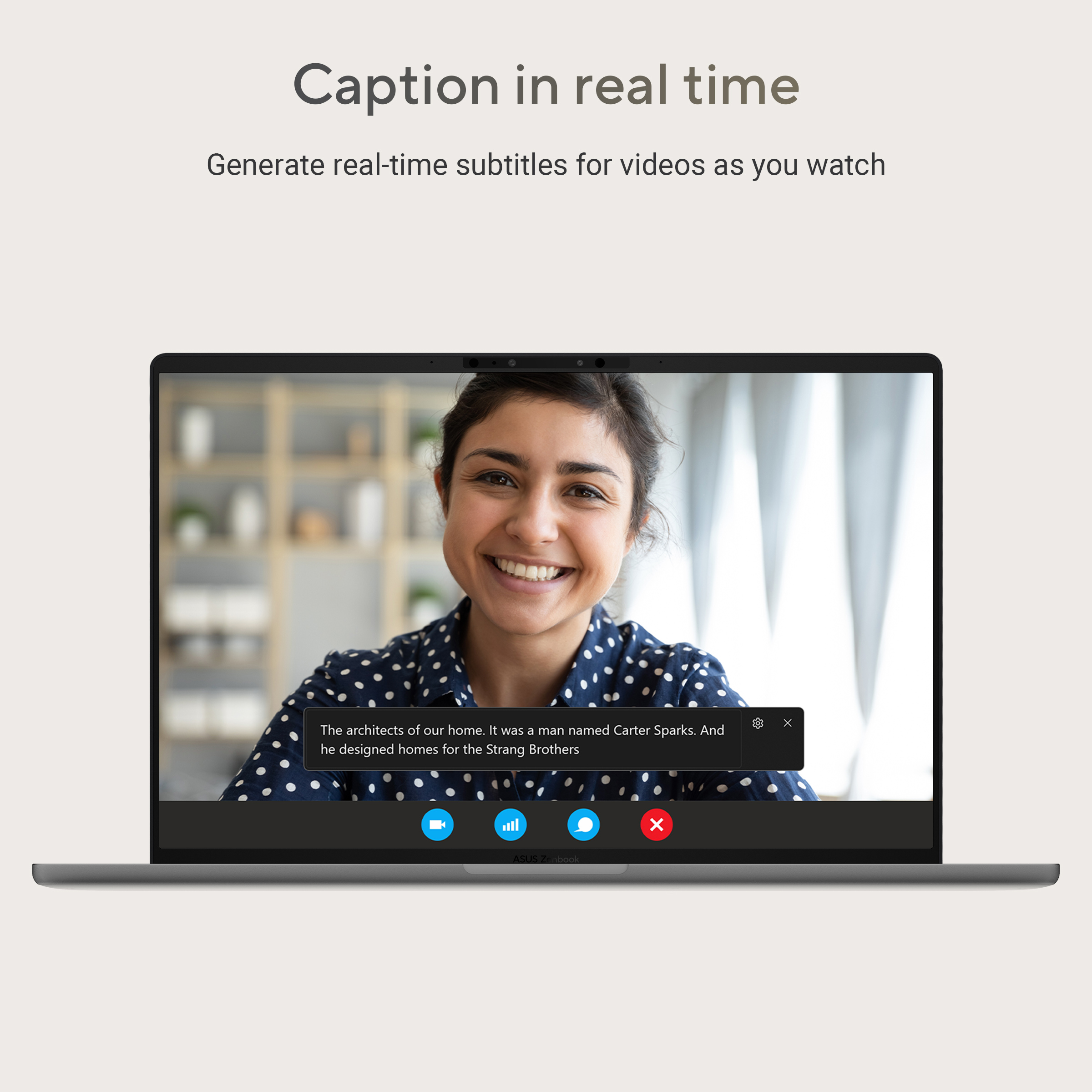Vrouw glimlacht in laptopcamera, ondertitels worden weergegeven.