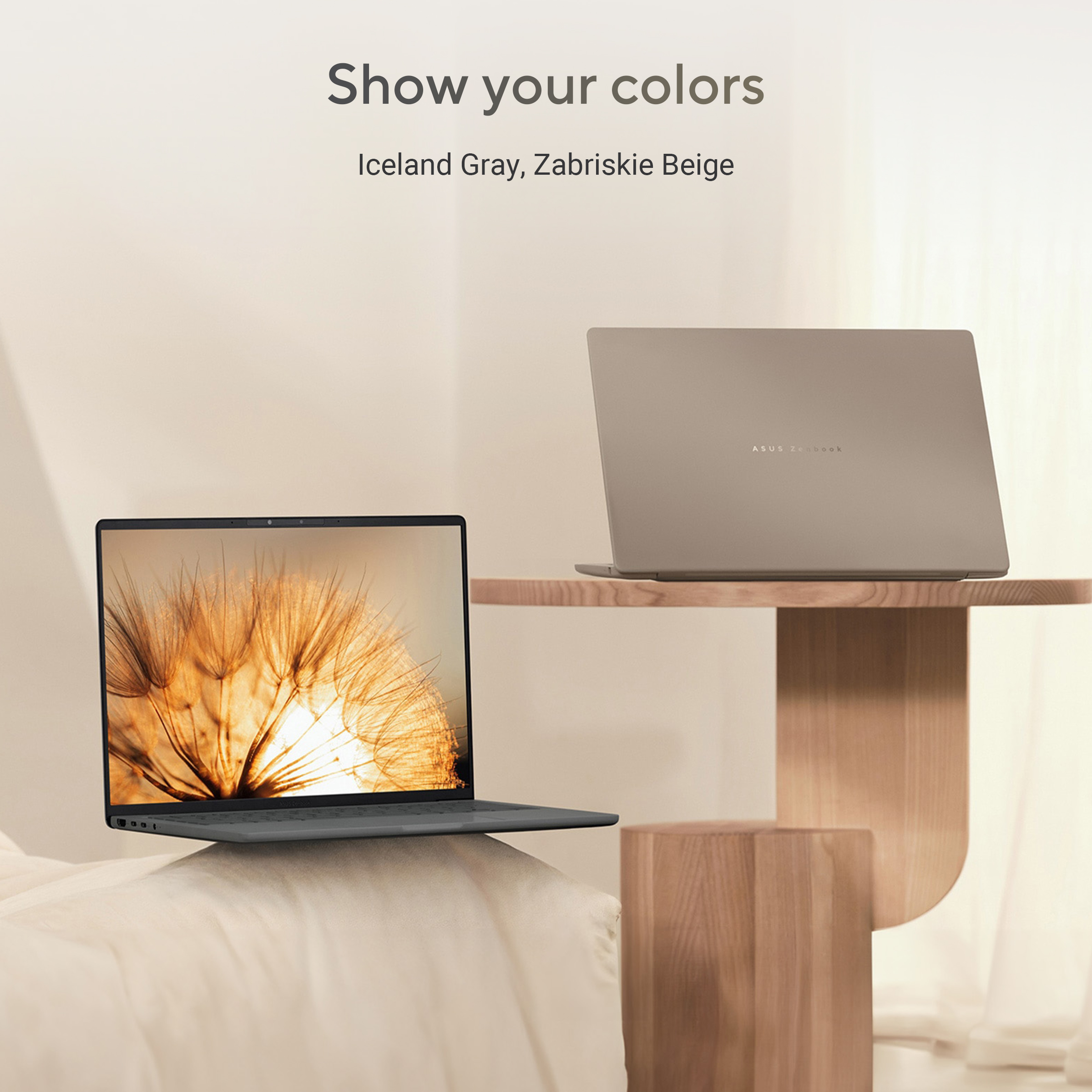 Twee laptops, een grijze en een beige, worden getoond op een houten tafel tegen een lichte achtergrond.