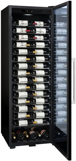 Ein schwarzer Weinkühlschrank mit Glastür, gefüllt mit vielen Flaschen Wein.