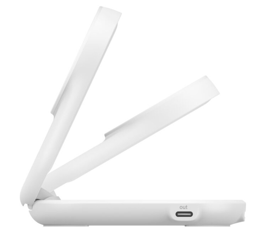 USB-C bağlantı noktasına sahip beyaz, katlanabilir cihaz.