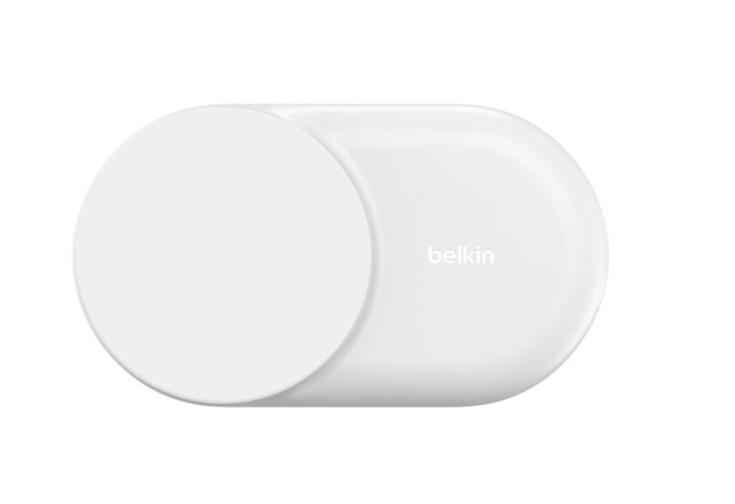 Logolu, yuvarlak tasarımlı beyaz bir Belkin anahtar.