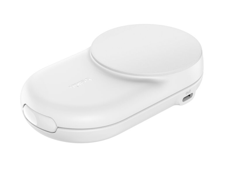 Yuvarlak şarj yüzeyli ve USB-C portlu beyaz bir Belkin şarj cihazı.