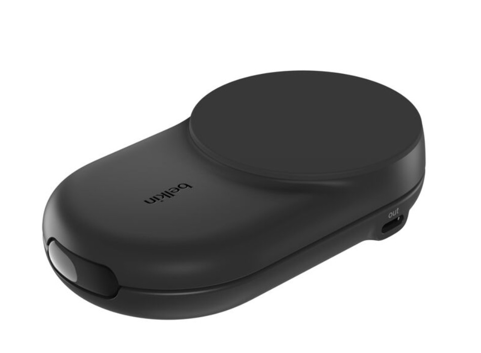 Üzerinde 'out' yazan bir USB-C bağlantı noktasına sahip, yuvarlak üstlü siyah, oval şarj cihazı.