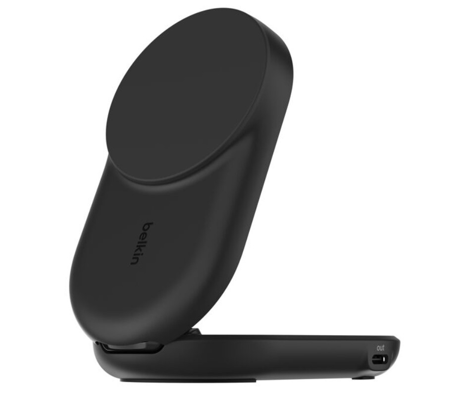 Belirgin Belkin logosu ve USB-C portuna sahip siyah, katlanmış şarj cihazı.