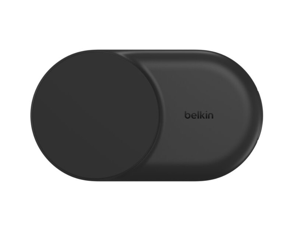 Dairesel tabanlı ve yuvarlak üstlü siyah Belkin şarj cihazı.