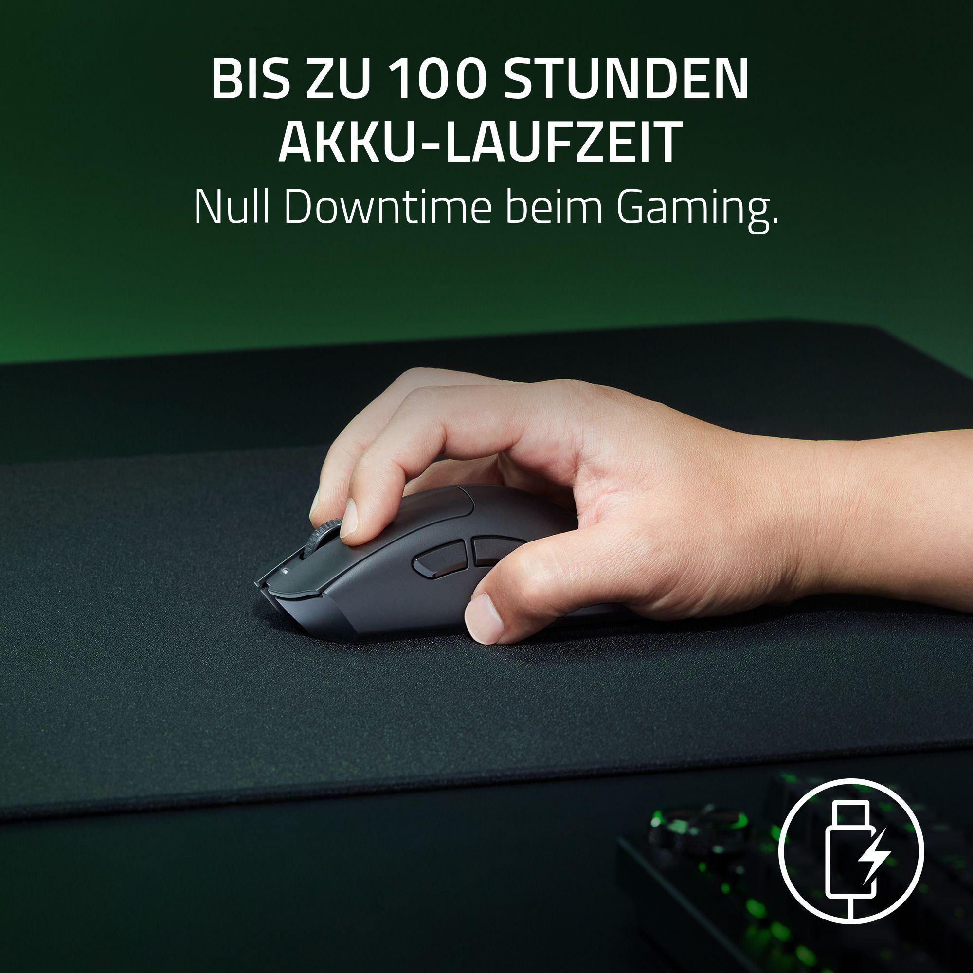 Eine Hand benutzt eine dunkle Maus auf einer schwarzen Unterlage. Text im Hintergrund.