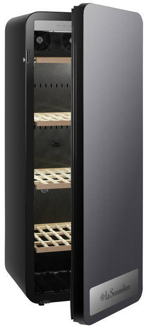 Schwarzer Weinkühlschrank mit offener Tür, Holzböden, Lüftern und silbernem Logo.
