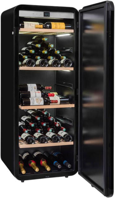 Ein offener schwarzer Weinkühlschrank mit Holzböden und vielen Flaschen Wein.