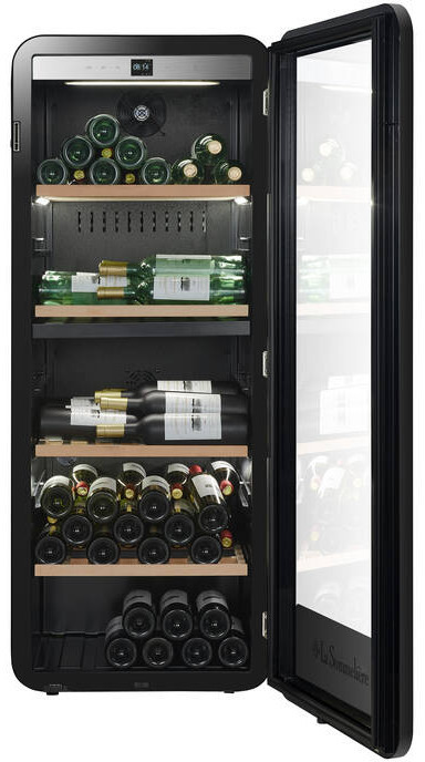 Ein offener Weinkühlschrank mit mehreren Regalen, die mit Glas- und Weinflaschen gefüllt sind.