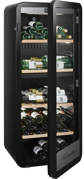 Ein schwarzer Weinkühlschrank mit Glastüren, gefüllt mit vielen Weinflaschen.