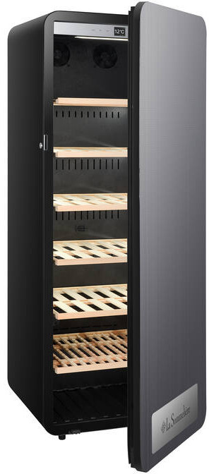 Ein schwarzer Weinkühlschrank mit offener Tür, sechs Holzböden und digitaler Temperaturanzeige.