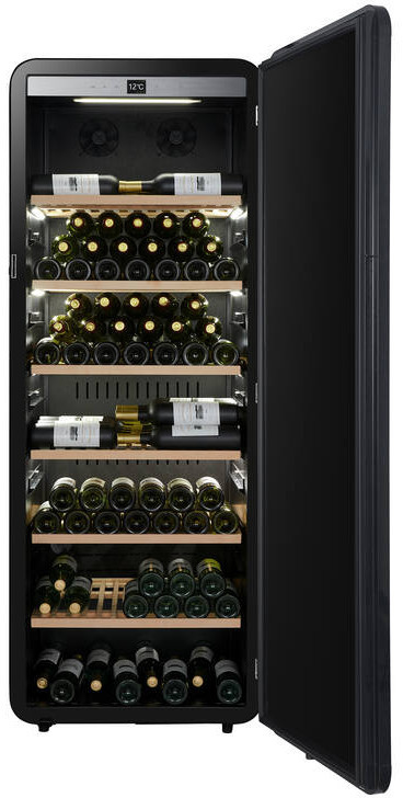 Ein offener schwarzer Weinkühlschrank mit vielen Regalen, gefüllt mit Wein- und Champagnerflaschen.