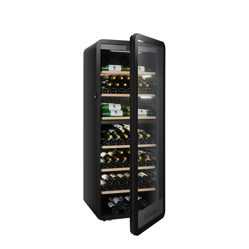 Ein schwarzer Weinkühlschrank mit Glastür, gefüllt mit Wein- und Champagnerflaschen.