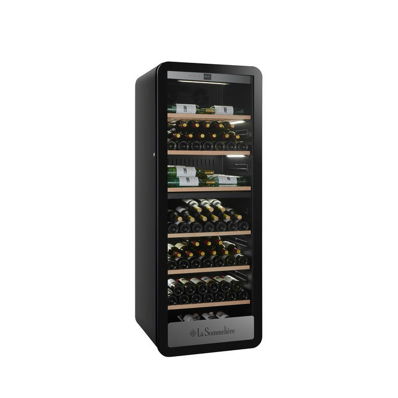 Ein schwarzer Weinkühlschrank mit Glastür, gefüllt mit vielen Flaschen Wein.