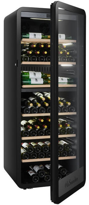 Schwarzer Weinkühlschrank mit Glastür, gefüllt mit Weinflaschen auf Holzböden.