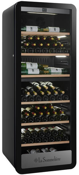 Schwarzer Weinkühlschrank mit Glastür, gefüllt mit Wein- und Champagnerflaschen.