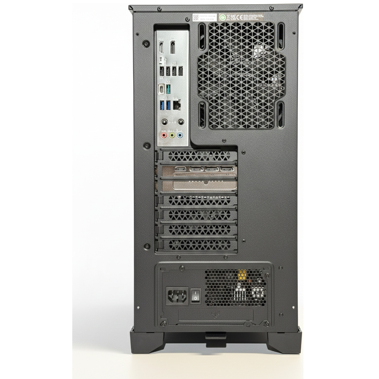 Achterkant van een zwarte computerkast met poorten en ventilatorroosters.