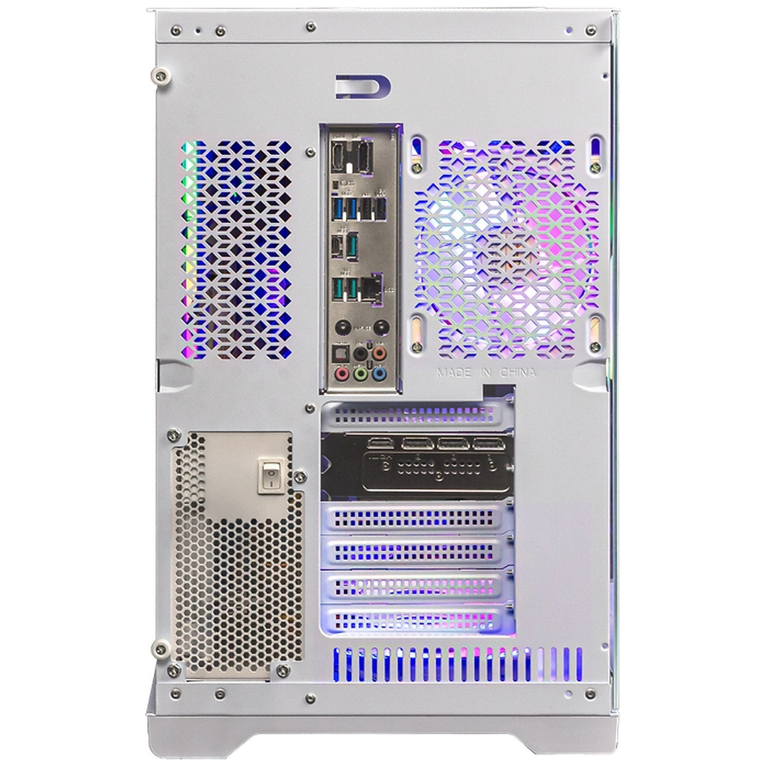 Achterkant van een witte pc-kast met poorten, ventilatieopeningen en RGB-verlichting.