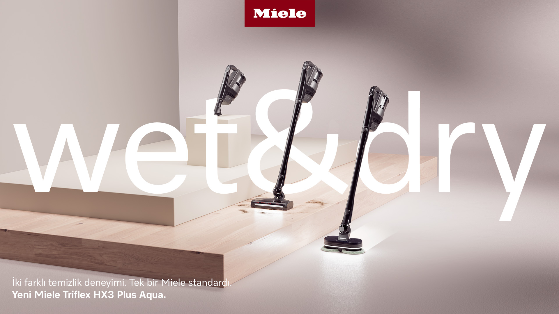 Üç adet Miele Triflex HX3 Plus Aqua elektrikli süpürge sergileniyor.