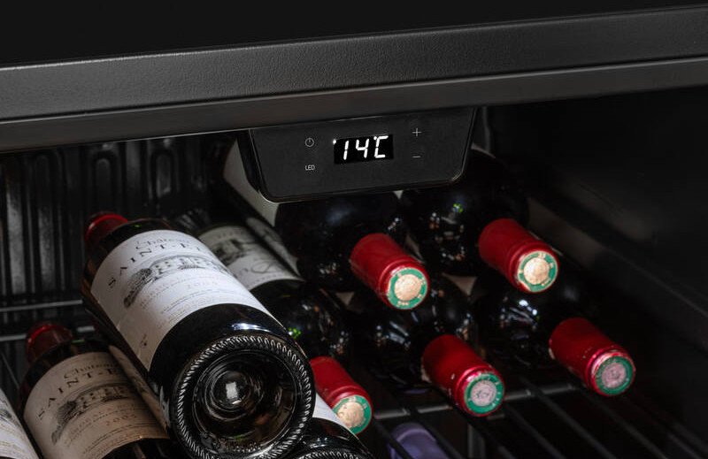 Weinflaschen in einem Kühler gelagert, Digitalanzeige zeigt 14°C.
