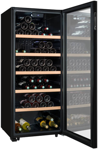Ein offener schwarzer Weinkühlschrank mit vielen Flaschen Wein auf Regalen.