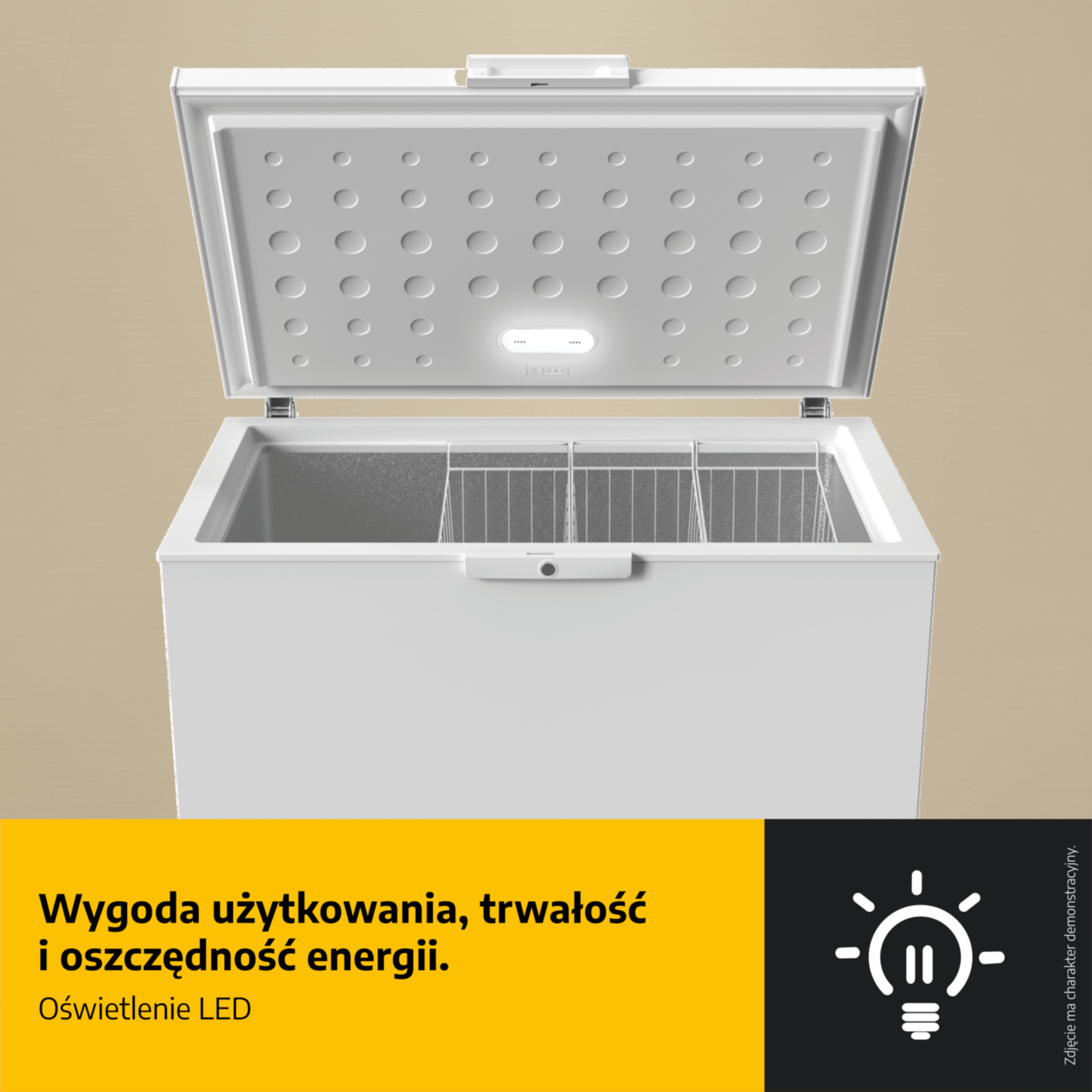 Biała zamrażarka skrzyniowa z otwartą pokrywą, oświetlonym wnętrzem i koszami.