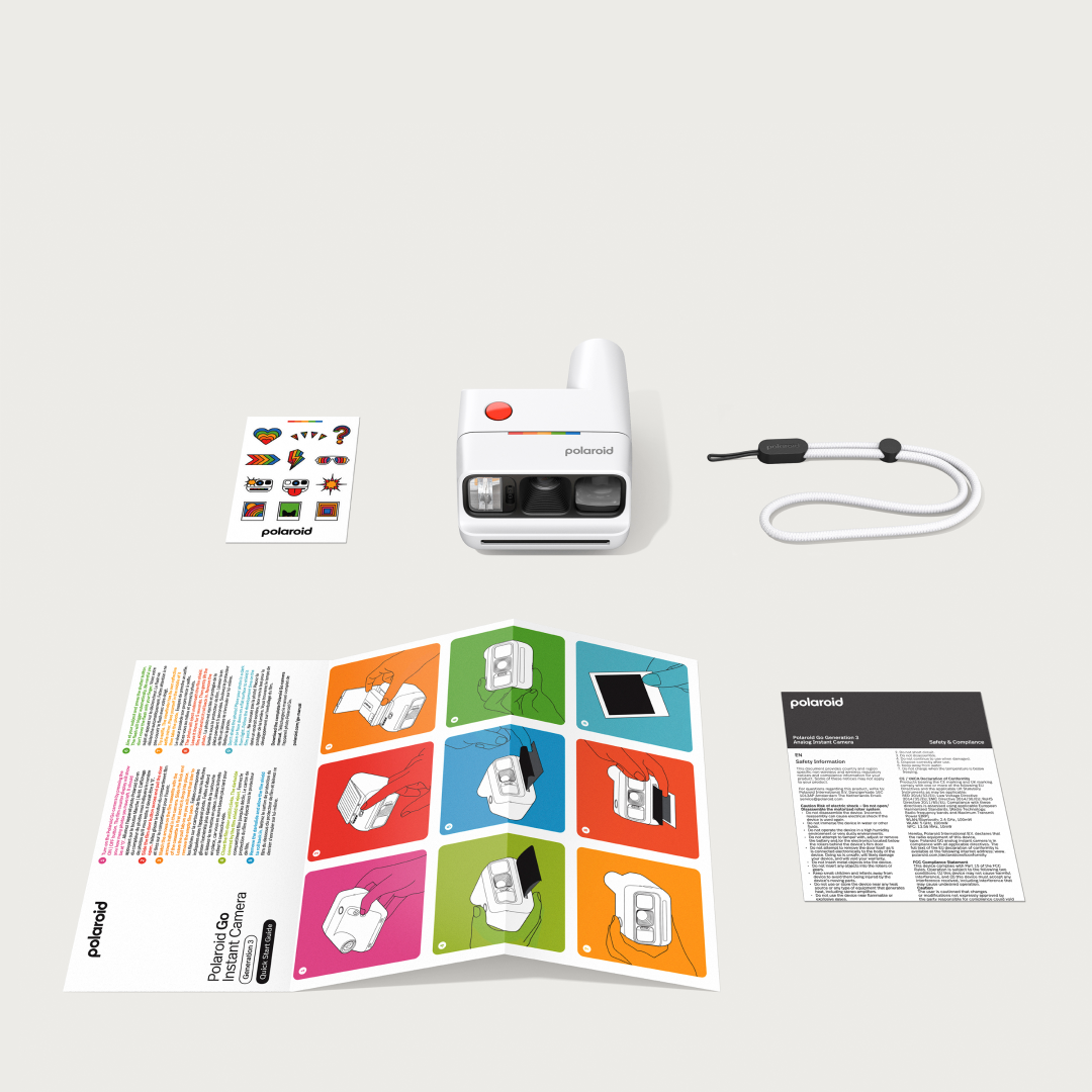 Polaroid Go kamera tartozékokkal: matricák, csuklópánt, kézikönyv és biztonsági információk.