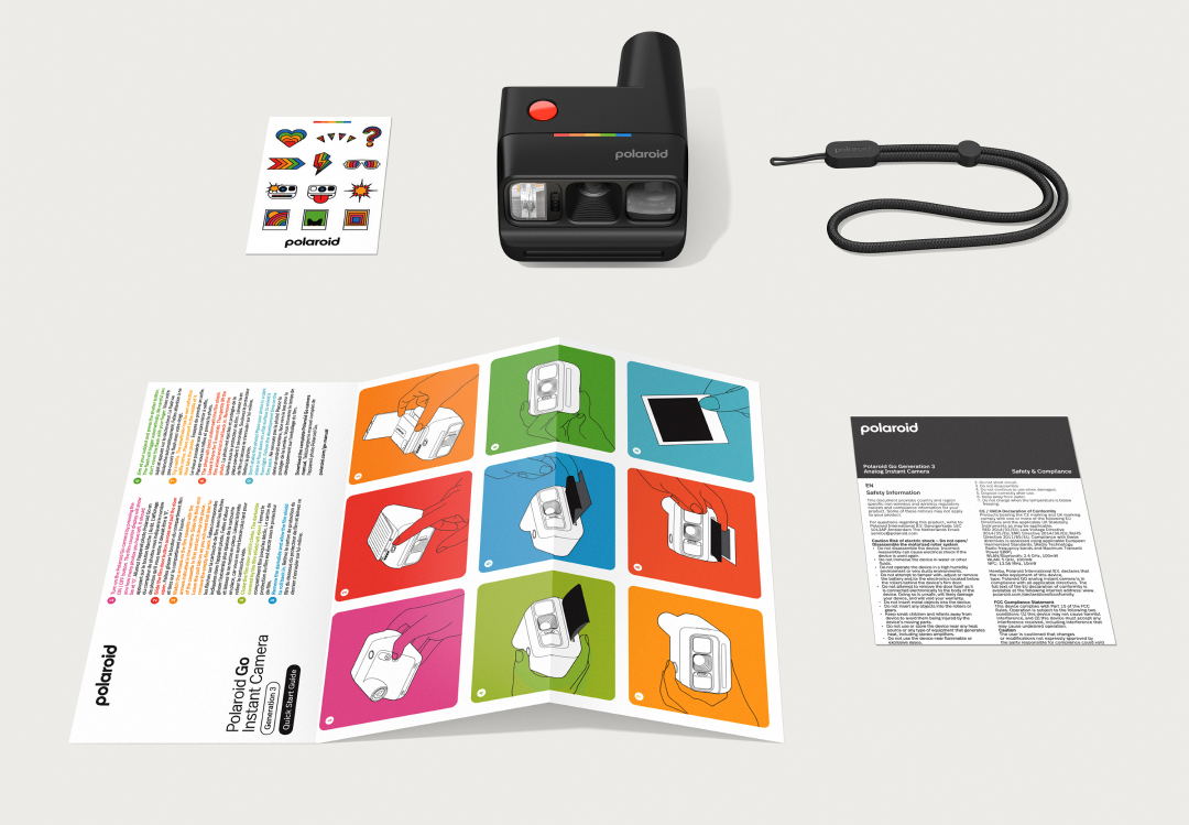 Polaroid Go azonnali fényképezőgép tartozékokkal: kézikönyv, matricák, csuklópánt.