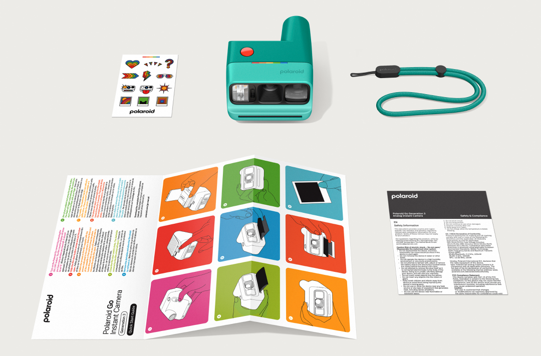 Türkiz Polaroid azonnali fényképezőgép kiegészítőkkel és kézikönyvvel.