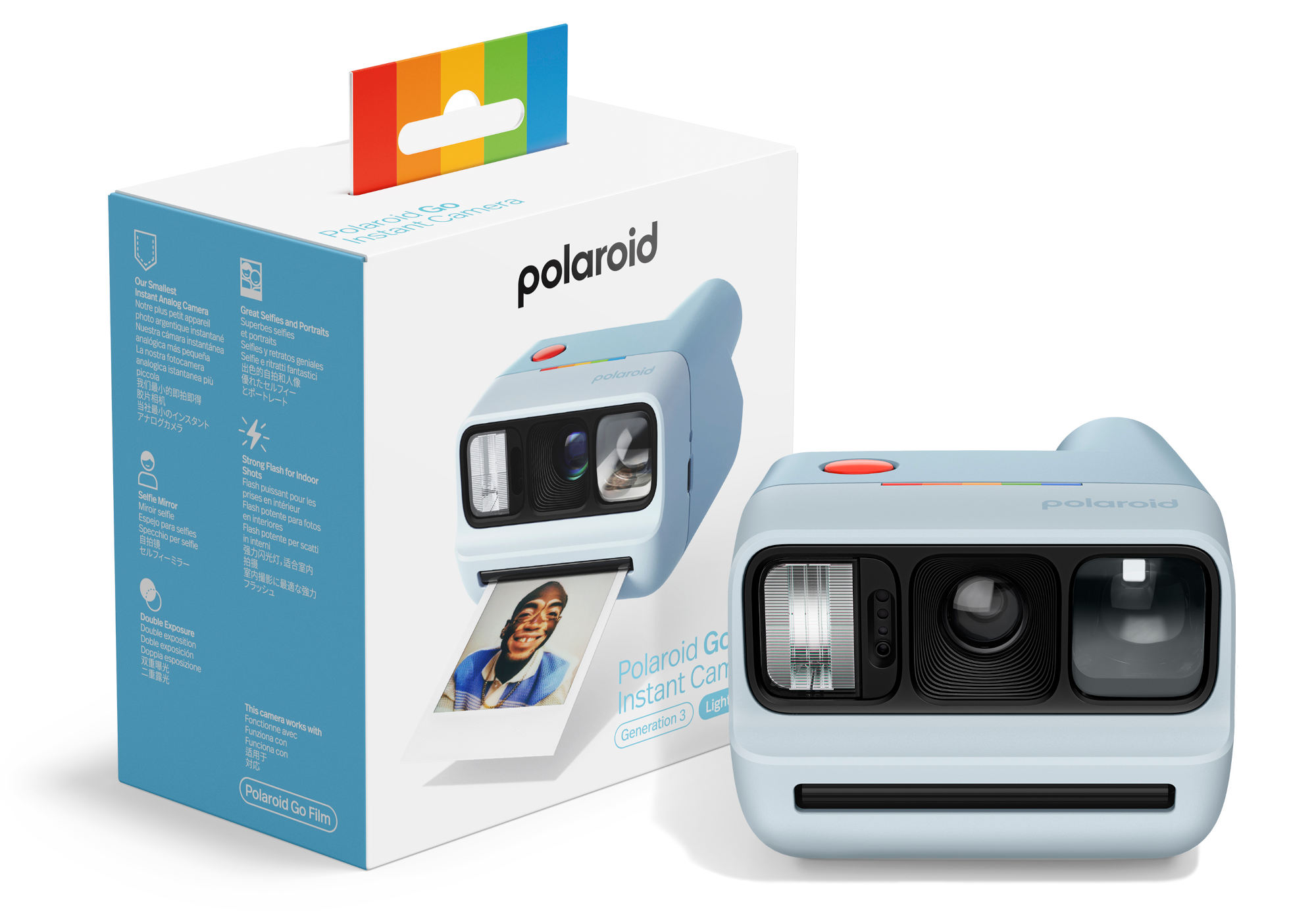 Világoskék Polaroid Go azonnali fényképezőgép, egy előtűnő képpel. Csomagolás a háttérben.