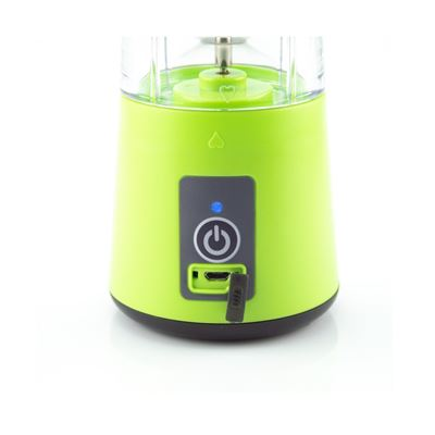 Batidora portátil verde con botón de encendido, puerto USB y luz LED azul.