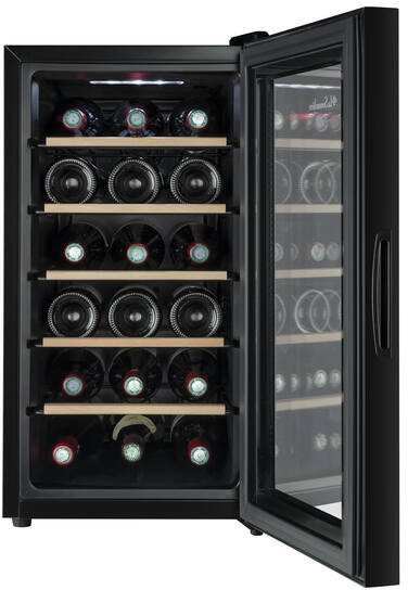 Ein schwarzer Weinkühlschrank mit Glastür, gefüllt mit Weinflaschen auf Holzböden.