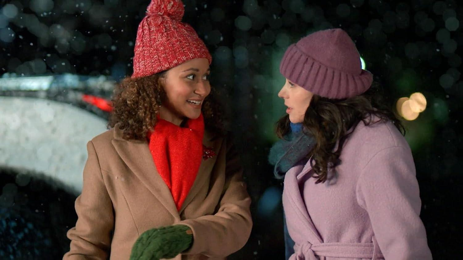 Zwei Frauen in Winterkleidung stehen im Schnee und unterhalten sich.