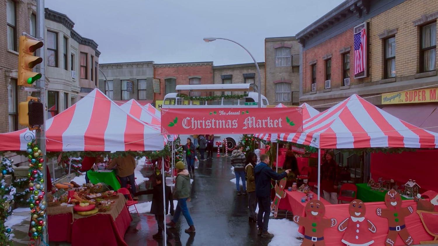Weihnachtsmarkt mit Ständen, Menschen und einem Doppeldeckerbus.